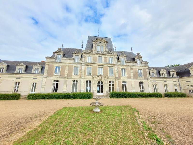 Château avec piscine et son domaine à vendre dans les basses Vallées Angevines à 30 minutes d’Angers 49